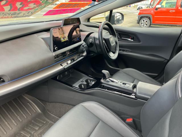 プリウス Ｚ　４ＷＤ　ワンオーナー車　純正メモリーナビ　フルセグＴＶ　全方位カメラ　Ｂｌｕｅｔｏｏｔｈオーディオ　ＥＴＣ　デジタルインナーミラー　パノラマルーフ　純正１９インチアルミ　オートクルーズ（13枚目）