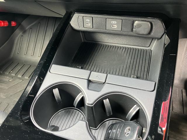 プリウス Ｚ　４ＷＤ　ワンオーナー車　純正メモリーナビ　フルセグＴＶ　全方位カメラ　Ｂｌｕｅｔｏｏｔｈオーディオ　ＥＴＣ　デジタルインナーミラー　パノラマルーフ　純正１９インチアルミ　オートクルーズ（16枚目）