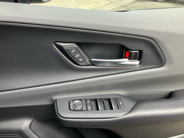 プリウス Ｚ　４ＷＤ　ワンオーナー車　純正メモリーナビ　フルセグＴＶ　全方位カメラ　Ｂｌｕｅｔｏｏｔｈオーディオ　ＥＴＣ　デジタルインナーミラー　パノラマルーフ　純正１９インチアルミ　オートクルーズ（28枚目）