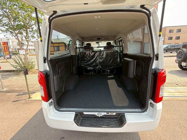 キャラバン ロンググランドプレミアムＧＸ　４ＷＤ　標準ルーフ　　寒冷地仕様　ワンタッチオートスライドドア　スクラッチシールド（12枚目）