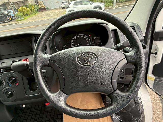 タウンエースバン ＧＬ　４ＷＤ　登録済未使用車　フロアマット（スタンダード）・バイザー付　クリアランスソナー　衝突被害軽減システム　両側スライドドア　アイドリングストップ　ＥＳＣ　　運転席エアバッグ　助手席エアバッグ（2枚目）