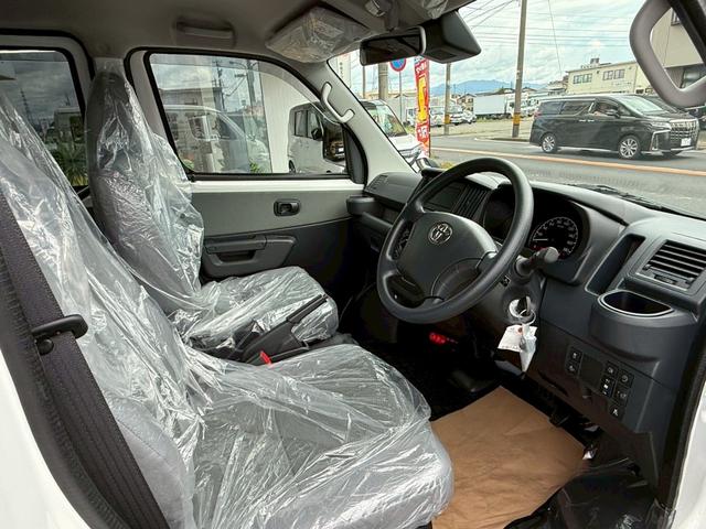 タウンエースバン ＧＬ　４ＷＤ　登録済未使用車　フロアマット（スタンダード）・バイザー付　クリアランスソナー　衝突被害軽減システム　両側スライドドア　アイドリングストップ　ＥＳＣ　　運転席エアバッグ　助手席エアバッグ（9枚目）