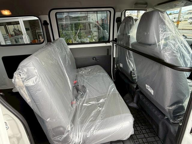 タウンエースバン ＧＬ　４ＷＤ　登録済未使用車　フロアマット（スタンダード）・バイザー付　クリアランスソナー　衝突被害軽減システム　両側スライドドア　アイドリングストップ　ＥＳＣ　　運転席エアバッグ　助手席エアバッグ（10枚目）