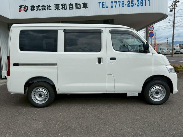 タウンエースバン ＧＬ　４ＷＤ　登録済未使用車　フロアマット（スタンダード）・バイザー付　クリアランスソナー　衝突被害軽減システム　両側スライドドア　アイドリングストップ　ＥＳＣ　　運転席エアバッグ　助手席エアバッグ（13枚目）