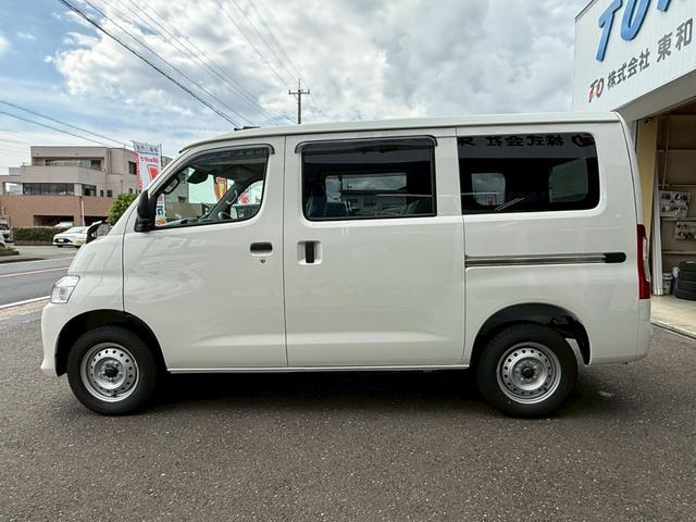 タウンエースバン ＧＬ　４ＷＤ　登録済未使用車　フロアマット（スタンダード）・バイザー付　クリアランスソナー　衝突被害軽減システム　両側スライドドア　アイドリングストップ　ＥＳＣ　　運転席エアバッグ　助手席エアバッグ（17枚目）