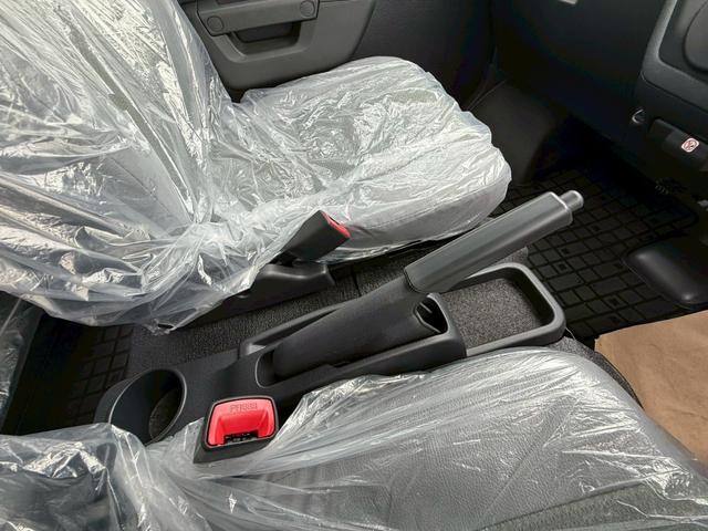 タウンエースバン ＧＬ　４ＷＤ　登録済未使用車　フロアマット（スタンダード）・バイザー付　クリアランスソナー　衝突被害軽減システム　両側スライドドア　アイドリングストップ　ＡＢＳ　ＥＳＣ　運転席エアバッグ　助手席エアバッグ（7枚目）