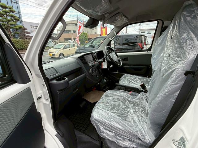タウンエースバン ＧＬ　４ＷＤ　登録済未使用車　フロアマット（スタンダード）・バイザー付　クリアランスソナー　衝突被害軽減システム　両側スライドドア　アイドリングストップ　ＡＢＳ　ＥＳＣ　運転席エアバッグ　助手席エアバッグ（10枚目）