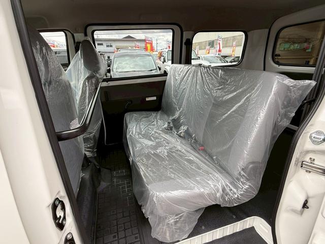 タウンエースバン ＧＬ　４ＷＤ　登録済未使用車　フロアマット（スタンダード）・バイザー付　クリアランスソナー　衝突被害軽減システム　両側スライドドア　アイドリングストップ　ＡＢＳ　ＥＳＣ　運転席エアバッグ　助手席エアバッグ（11枚目）