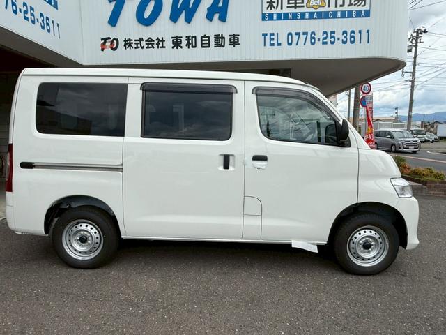 タウンエースバン ＧＬ　４ＷＤ　登録済未使用車　フロアマット（スタンダード）・バイザー付　クリアランスソナー　衝突被害軽減システム　両側スライドドア　アイドリングストップ　ＡＢＳ　ＥＳＣ　運転席エアバッグ　助手席エアバッグ（14枚目）