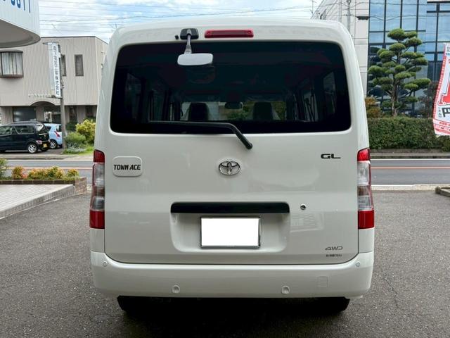 タウンエースバン ＧＬ　４ＷＤ　登録済未使用車　フロアマット（スタンダード）・バイザー付　クリアランスソナー　衝突被害軽減システム　両側スライドドア　アイドリングストップ　ＡＢＳ　ＥＳＣ　運転席エアバッグ　助手席エアバッグ（16枚目）