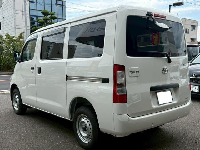 タウンエースバン ＧＬ　４ＷＤ　登録済未使用車　フロアマット（スタンダード）・バイザー付　クリアランスソナー　衝突被害軽減システム　両側スライドドア　アイドリングストップ　ＡＢＳ　ＥＳＣ　運転席エアバッグ　助手席エアバッグ（17枚目）