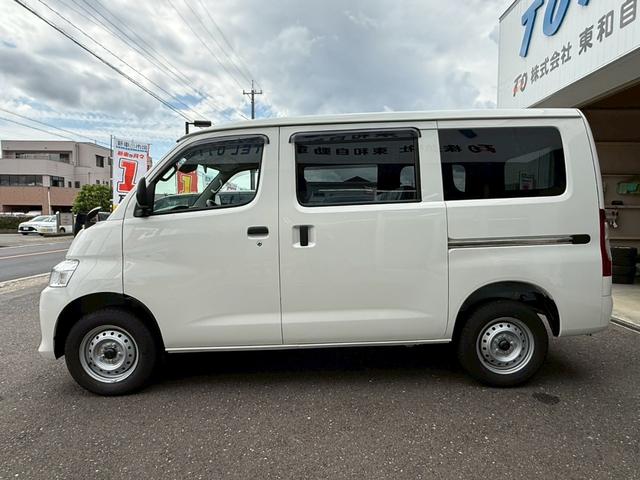 タウンエースバン ＧＬ　４ＷＤ　登録済未使用車　フロアマット（スタンダード）・バイザー付　クリアランスソナー　衝突被害軽減システム　両側スライドドア　アイドリングストップ　ＡＢＳ　ＥＳＣ　運転席エアバッグ　助手席エアバッグ（18枚目）