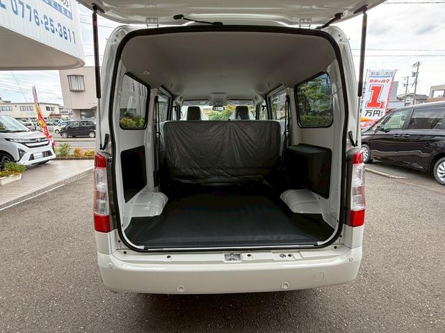 タウンエースバン ＧＬ　４ＷＤ　登録済未使用車　フロアマット（スタンダード）・バイザー付　クリアランスソナー　衝突被害軽減システム　両側スライドドア　アイドリングストップ　ＡＢＳ　ＥＳＣ　運転席エアバッグ　助手席エアバッグ（19枚目）