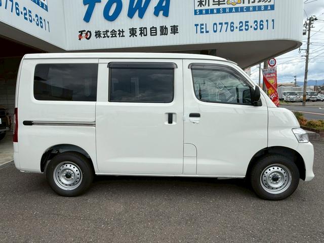 タウンエースバン ＧＬ　４ＷＤ　登録済未使用車　フロアマット（スタンダード）・バイザー付　クリアランスソナー　衝突被害軽減システム　両側スライドドア　アイドリングストップ　ＡＢＳ　ＥＳＣ　運転席エアバッグ　助手席エアバッグ（21枚目）