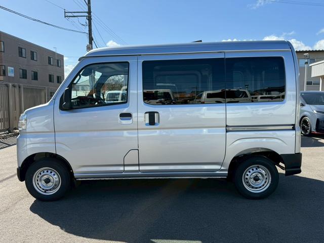 ハイゼットカーゴ ＤＸ　ＳＡＩＩＩ　４ＷＤ　届出済未使用車　衝突被害軽減システム　クリアランスソナー　両側スライドドア　アイドリングストップ　ＥＳＣ　エアコン　パワーステアリング　運転席エアバッグ　助手席エアバッグ（16枚目）