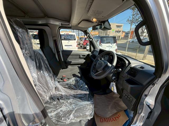ハイゼットカーゴ ＤＸ　ＳＡＩＩＩ　４ＷＤ　届出済未使用車　衝突被害軽減システム　クリアランスソナー　両側スライドドア　アイドリングストップ　ＥＳＣ　エアコン　パワーステアリング　運転席エアバッグ　助手席エアバッグ（25枚目）