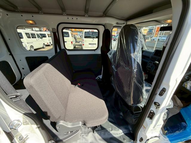 ハイゼットカーゴ ＤＸ　ＳＡＩＩＩ　４ＷＤ　届出済未使用車　衝突被害軽減システム　クリアランスソナー　両側スライドドア　アイドリングストップ　ＥＳＣ　エアコン　パワーステアリング　運転席エアバッグ　助手席エアバッグ（25枚目）
