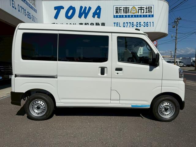 ハイゼットカーゴ ＤＸ　ＳＡＩＩＩ　４ＷＤ　届出済未使用車　衝突被害軽減システム　クリアランスソナー　両側スライドドア　アイドリングストップ　ＥＳＣ　エアコン　パワーステアリング　運転席エアバッグ　助手席エアバッグ（10枚目）