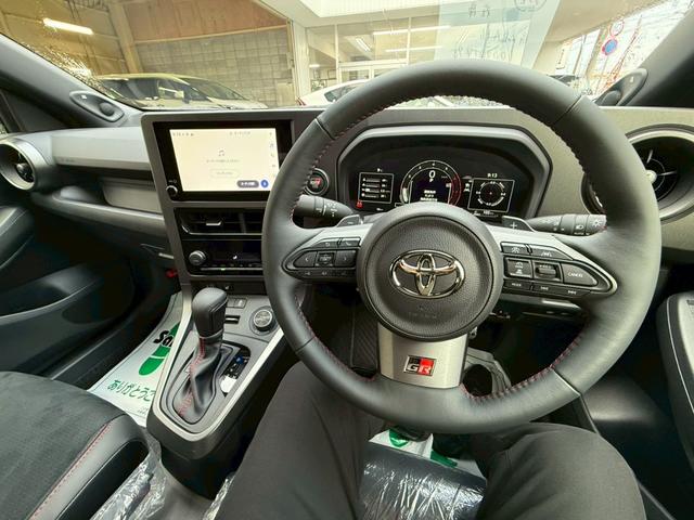 GRヤリス RZ ハイパフォーマンス 4WD GR-DAT サブラジエーター コールドワインテークダクト付 ブレーキダクト ナビパッケージ シートヒーター ステアリングヒーター コンフォートパッケージ 寒冷地仕様 カーボンルーフ(2枚目)