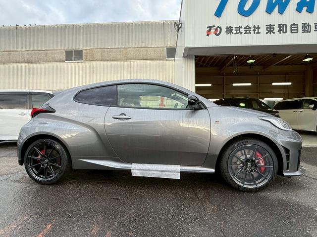 GRヤリス RZ ハイパフォーマンス 4WD GR-DAT サブラジエーター コールドワインテークダクト付 ブレーキダクト ナビパッケージ シートヒーター ステアリングヒーター コンフォートパッケージ 寒冷地仕様 カーボンルーフ(15枚目)