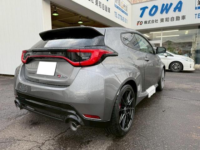 GRヤリス RZ ハイパフォーマンス 4WD GR-DAT サブラジエーター コールドワインテークダクト付 ブレーキダクト ナビパッケージ シートヒーター ステアリングヒーター コンフォートパッケージ 寒冷地仕様 カーボンルーフ(18枚目)
