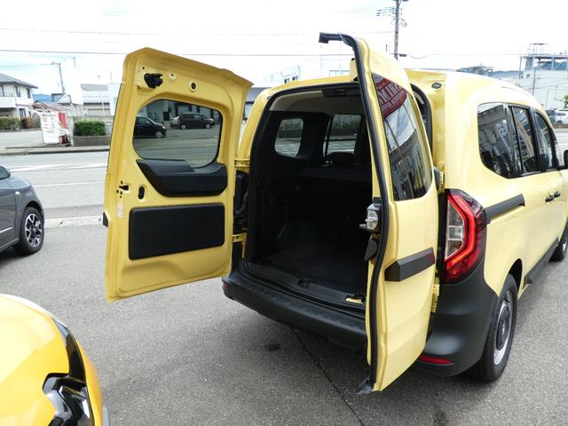 カングー クレアティフ　デモカーアップ　アダプティブクルーズコントロール　衝突軽減ブレーキ　レーンセンタリングアシスト　交通標識認識　オートハイロービーム　疲労検知アラート　ワイヤレス充電（15枚目）