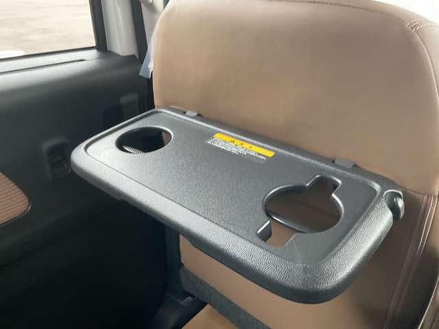 後席の方の飲食時に便利なテーブル（助手席側）付！更にタブレット端末を立てかけやすい形状になっております☆