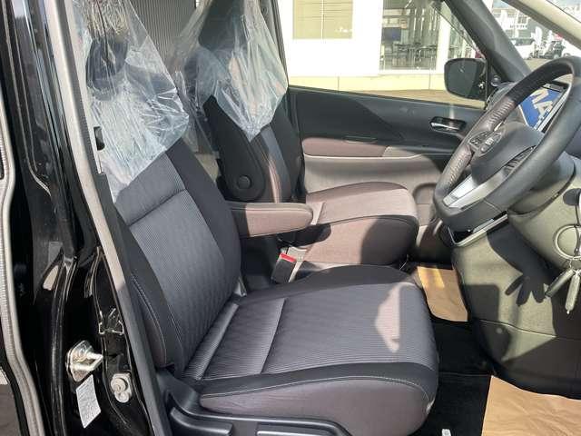 セレナ ２．０　ハイウェイスター　Ｖ　４ＷＤ　１０インチナビ・アラウンドビューモニター・（15枚目）