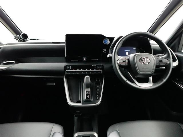 ノア ハイブリッドＳ－Ｚ　ＰＣＳ　横滑り防止機能　１オナ　寒冷地　ＬＥＤヘッドライト　クルコン　盗難防止装置　エアコン　三列シート　キーレス　アルミホイール　１００Ｖ電源　４ＷＤ　リアオートエアコン　スマートキー　ＥＴＣ（12枚目）