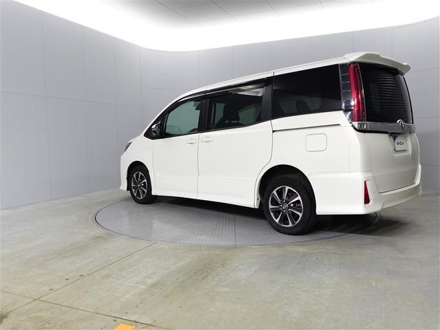 ノア Ｓｉ　フルタイム４ＷＤ　ナビ＆ＴＶ　両側オートスライドドア　ミュージックプレイヤー接続可　リアクーラー　ＬＥＤヘッドライト　スマートキー　クルーズコントロール　フルセグ　ＥＳＣ　寒冷地仕様車　３列シート（4枚目）