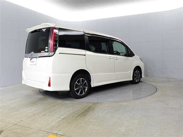 ノア Ｓｉ　フルタイム４ＷＤ　ナビ＆ＴＶ　両側オートスライドドア　ミュージックプレイヤー接続可　リアクーラー　ＬＥＤヘッドライト　スマートキー　クルーズコントロール　フルセグ　ＥＳＣ　寒冷地仕様車　３列シート（6枚目）