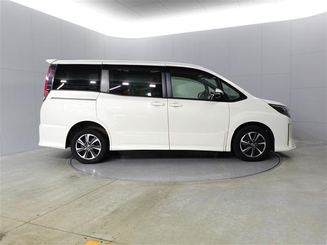 ノア Ｓｉ　フルタイム４ＷＤ　ナビ＆ＴＶ　両側オートスライドドア　ミュージックプレイヤー接続可　リアクーラー　ＬＥＤヘッドライト　スマートキー　クルーズコントロール　フルセグ　ＥＳＣ　寒冷地仕様車　３列シート（7枚目）