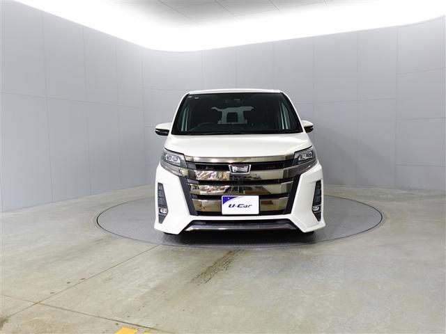 ノア Ｓｉ　フルタイム４ＷＤ　ナビ＆ＴＶ　両側オートスライドドア　ミュージックプレイヤー接続可　リアクーラー　ＬＥＤヘッドライト　スマートキー　クルーズコントロール　フルセグ　ＥＳＣ　寒冷地仕様車　３列シート（9枚目）