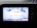 バックモニター付き。車両後方の映像をナビ画面に表示し、駐車などの後退操作をサポートします。