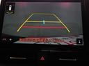 バックモニター付き。車両後方の映像をナビ画面に表示し、駐車などの後退操作をサポートします。
