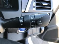 外の明るさに応じてライトを自動点灯・消灯してくれるオートライト付きです♪ 7