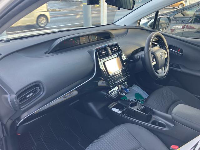 プリウス Ｓ　メモリーナビ　フルセグＴＶ　バックカメラ　Ｂｌｕｅｔｏｏｔｈオーディオ　ＥＴＣ　スマートキー　プッシュスタート　オートエアコン　電動格納ミラー　ハイブリッド（12枚目）