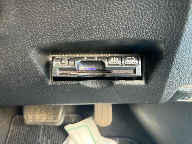 プリウス Ｓ　メモリーナビ　フルセグＴＶ　バックカメラ　Ｂｌｕｅｔｏｏｔｈオーディオ　ＥＴＣ　スマートキー　プッシュスタート　オートエアコン　電動格納ミラー　ハイブリッド（20枚目）