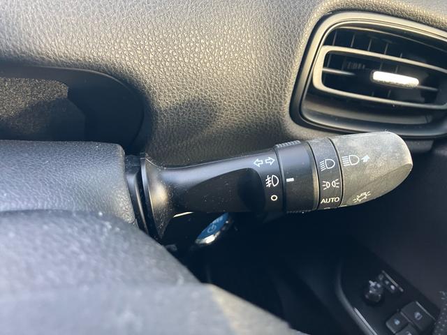 プリウス Ｓ　メモリーナビ　フルセグＴＶ　バックカメラ　Ｂｌｕｅｔｏｏｔｈオーディオ　ＥＴＣ　スマートキー　プッシュスタート　オートエアコン　電動格納ミラー　ハイブリッド（24枚目）