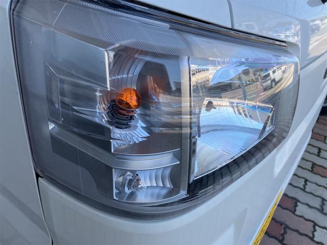 ハイゼットトラック 　４ＷＤ　ＣＶＴ　衝突被害軽減システム　クリアランスソナー　アイドリングストップ　オートライト　ゲートプロテクター　テールゲートチェーン　ロングバイザー　ラバーマット　荷台マット（3枚目）