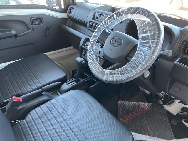 ハイゼットトラック 　４ＷＤ　ＣＶＴ　衝突被害軽減システム　クリアランスソナー　アイドリングストップ　オートライト　ゲートプロテクター　テールゲートチェーン　ロングバイザー　ラバーマット　荷台マット（8枚目）