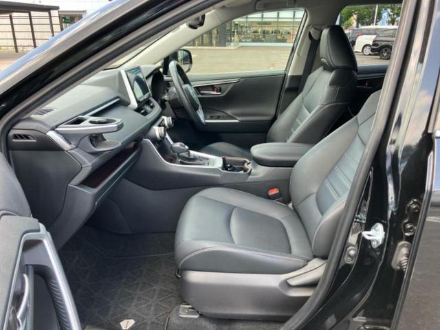 ＲＡＶ４ ４ＷＤ　Ｇ　新品タイヤ／保証書／社外　９インチ　ＳＤナビ／トヨタセーフティセンス／シートヒーター　前席／車線逸脱防止支援システム／シート　合皮／パーキングアシスト　バックガイド／電動バックドア　ＬＥＤヘッドランプ（7枚目）