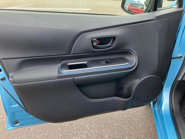 アクア Ｓ　社外　ＳＤナビ／Ｂｌｕｅｔｏｏｔｈ接続／ＥＴＣ／ＥＢＤ付ＡＢＳ／横滑り防止装置／フルセグＴＶ／禁煙車／エアバッグ　運転席／エアバッグ　助手席／パワーウインドウ／エンジンスタートボタン／スマートキー（22枚目）