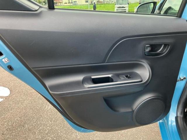 アクア Ｓ　社外　ＳＤナビ／Ｂｌｕｅｔｏｏｔｈ接続／ＥＴＣ／ＥＢＤ付ＡＢＳ／横滑り防止装置／フルセグＴＶ／禁煙車／エアバッグ　運転席／エアバッグ　助手席／パワーウインドウ／エンジンスタートボタン／スマートキー（23枚目）