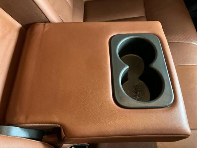 ＷＥＣＡＲＳでは各商談席に大型モニターをご用意しております！見やすい大画面でゆったりと全国の在庫をご覧いただけます！是非ご来店お待ちしております！