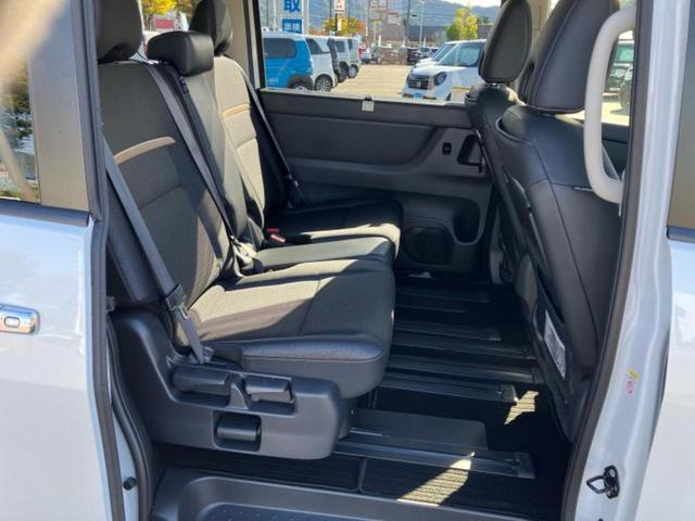 セレナ ｅパワーハイウェイスターＶ　新品タイヤ／保証書／純正　９インチ　メモリーナビ／インテリジェントルームミラー／エマージェンシーブレーキ／両側電動スライドドア／アラウンドビューモニター／車線逸脱防止支援システム／プロパイロット（6枚目）