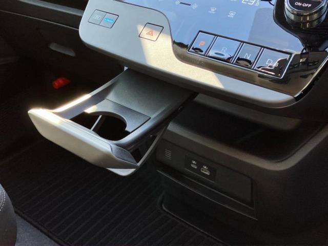 セレナ ｅパワーハイウェイスターＶ　新品タイヤ／保証書／純正　９インチ　メモリーナビ／インテリジェントルームミラー／エマージェンシーブレーキ／両側電動スライドドア／アラウンドビューモニター／車線逸脱防止支援システム／プロパイロット（40枚目）