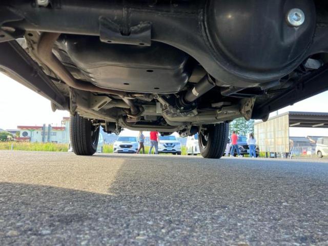 ジムニー ４ＷＤ　ＸＬ　保証書／セーフティサポート（スズキ）／シートヒーター　前席／車線逸脱防止支援システム／ＥＢＤ付ＡＢＳ／横滑り防止装置／アイドリングストップ／ターボ／衝突安全ボディ／アルミホイール　純正　１６インチ（36枚目）