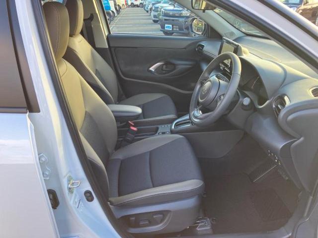 ヤリスクロス ハイブリッドZ 保証書/ディスプレイオーディオ+ナビ/トヨタセーフティセンス/シートヒーター 前席/パノラミックビューモニター/車線逸脱防止支援システム/シート ハーフレザー/電動バックドア/登録済未使用車 禁煙車(5枚目)