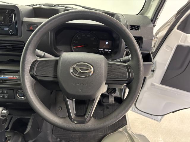 【点検】納車前には小さなクルマを知り尽くしたエキスパートが基本性能に関わる機能や状態を徹底的に点検。消耗部品を交換するなど法定12ヶ月点検相当の点検・整備を実施しています。